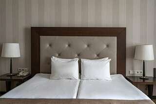 Гостиница Петро Палас Санкт-Петербург Улучшенный номер с одной большой или двумя раздельными кроватями-9