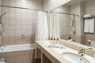 Гостиница Петро Палас Санкт-Петербург Номер Делюкс с одной большой кроватью и диван-кроватью-7