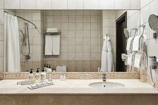 Гостиница Петро Палас Санкт-Петербург Номер Делюкс с одной большой кроватью и диван-кроватью-11