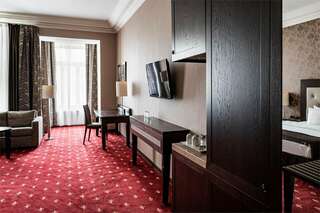 Гостиница Петро Палас Санкт-Петербург Номер Делюкс с одной большой кроватью и диван-кроватью-12